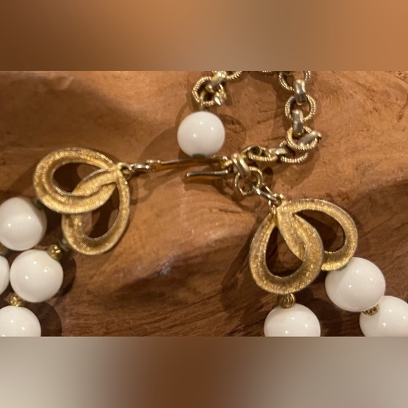 1940/50 White Glass & Gold Satin Covered Beads w/Unique Ends Necklace 17 in - Picture 4 of 4